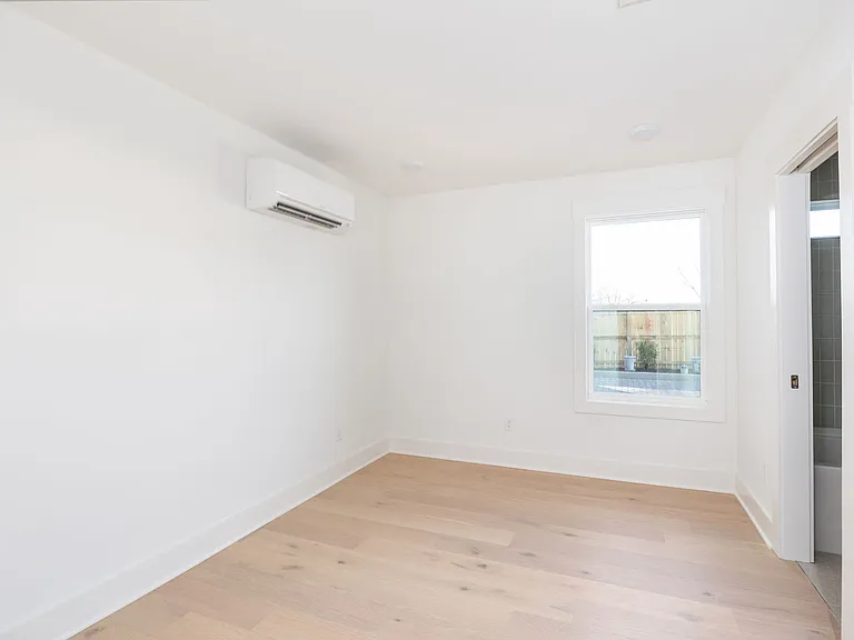 326 E Trinity Ln #B — Photo 4