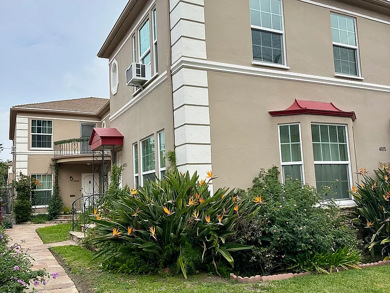 Front side of the apartment, well-maintained landscaping, gorgeous inviting pathway
