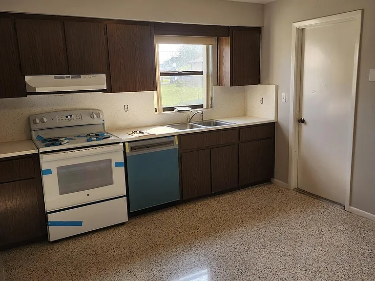 2745 Starlight Dr — Photo 3