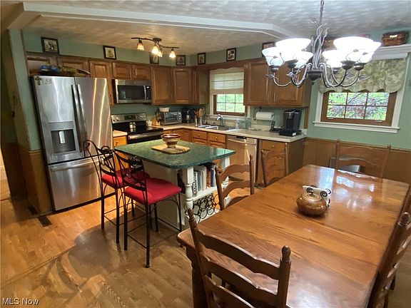 2nd image of 2121 Earl Dr