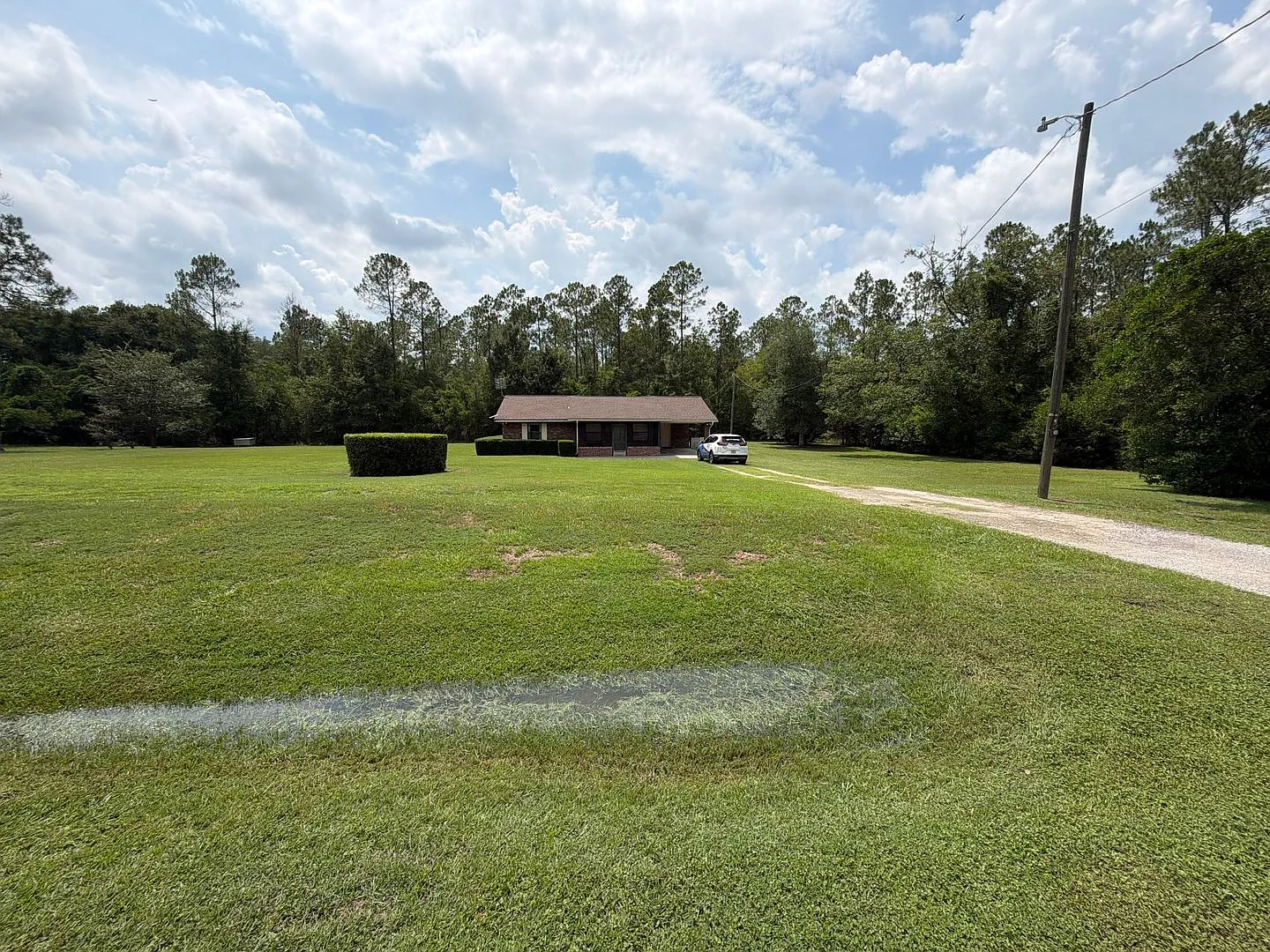 Newly renovated, new painted on large lot - mowing included in rent! — Photo 2