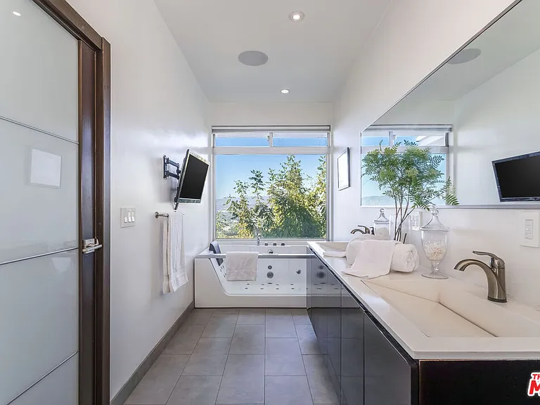 7177 Pacific View Dr — Photo 18