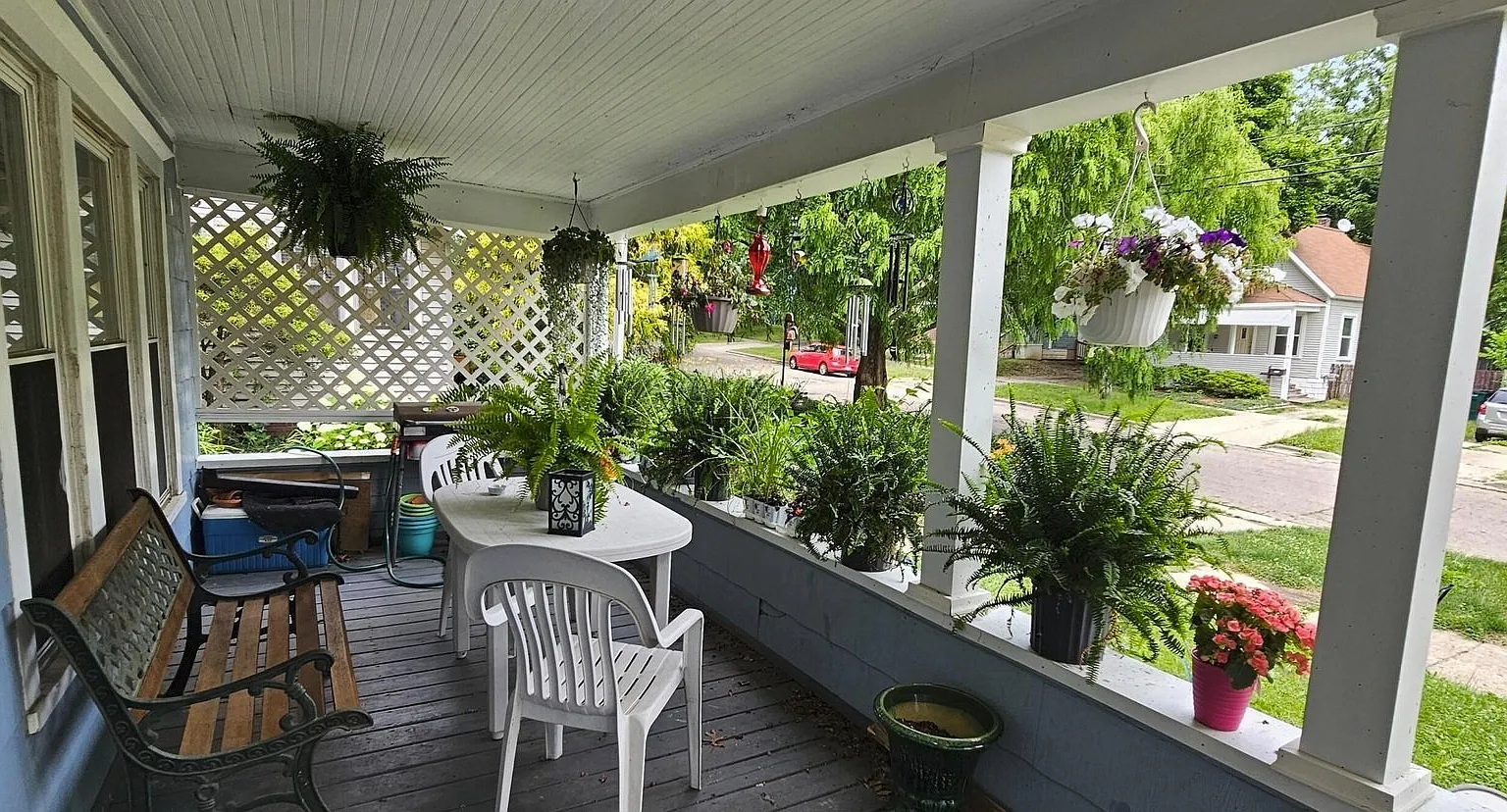 Bright & Charming 2-Bed, 1-Bath upstairs unit with a nice terrace and a detached garage — Photo 2
