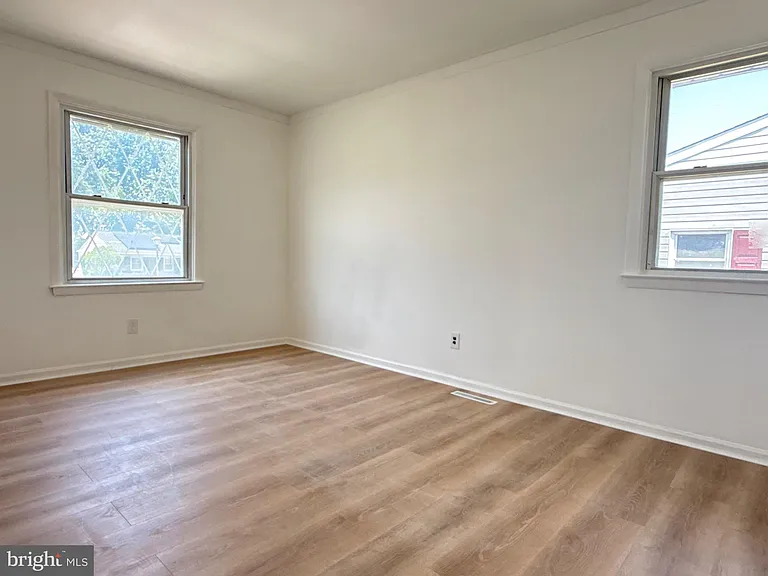 148 W Edinburgh Dr — Photo 6