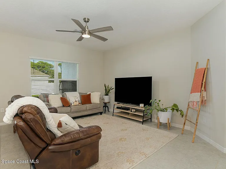 4832 Shannock Ave — Photo 5