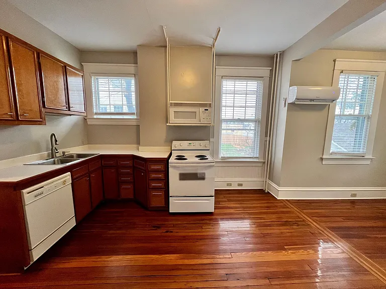 1188 W 4th St #1 — Photo 14