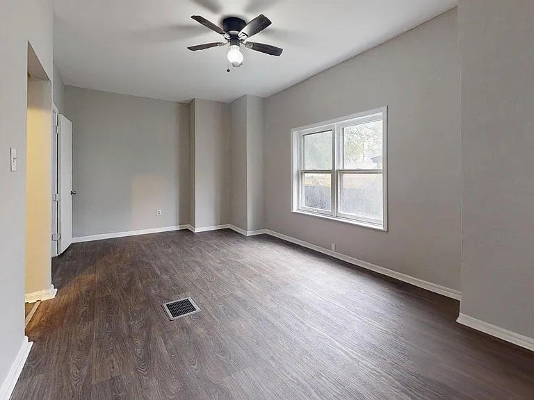 3889 W 33rd St — Photo 34
