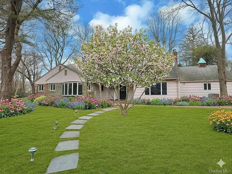 17 Hilltop Dr W — Photo 1