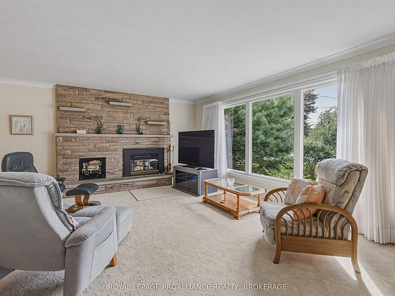 3rd image of 424 Maple Ridge Dr