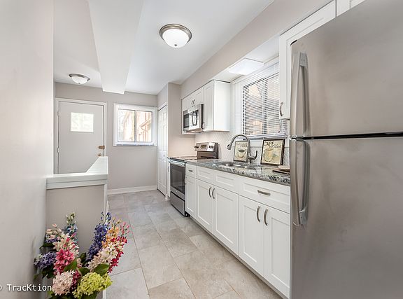 5th image of 18W209 Kirkland Ln