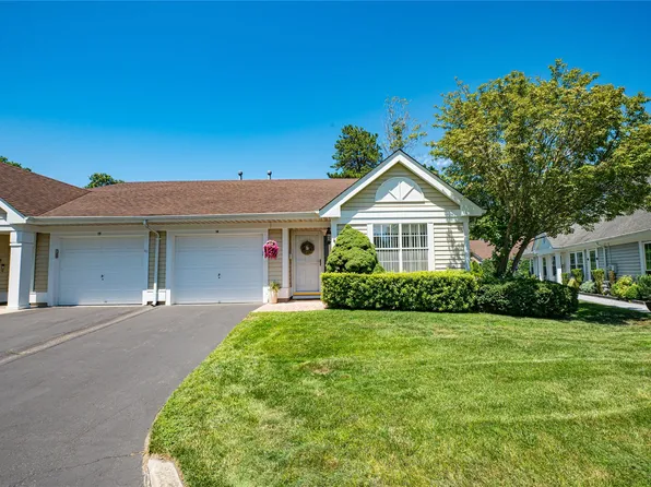 14 Wainscott Court, Ridge, NY 11961