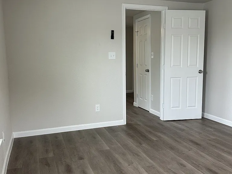 407 N Justin Ave #B — Photo 2