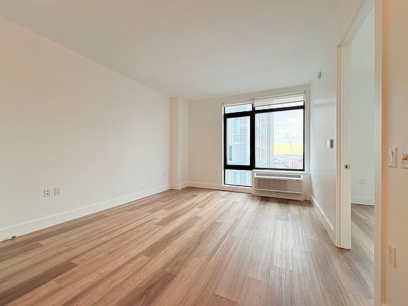 4th image of 228 E 135th St #304