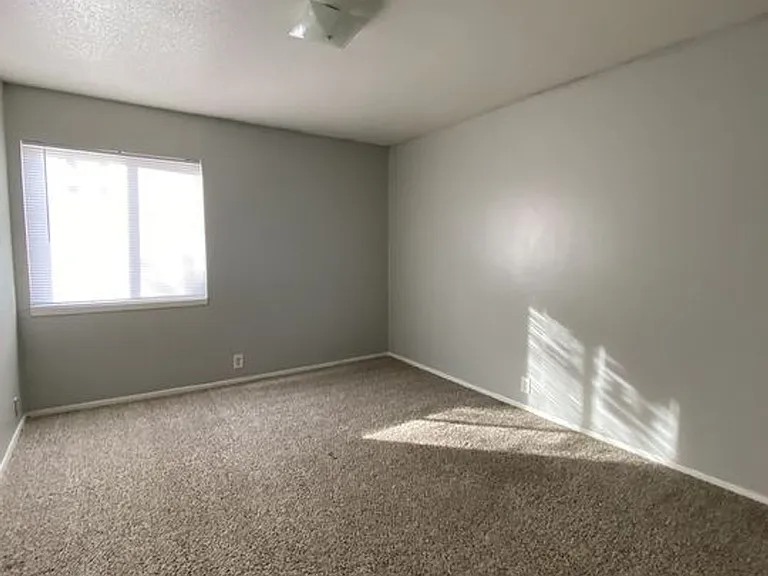 August Place Apartments — Photo 22