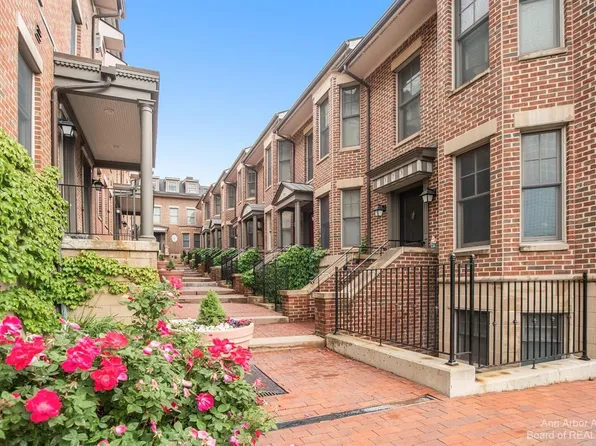 105 Ashley Mews #9, Ann Arbor, MI 48103