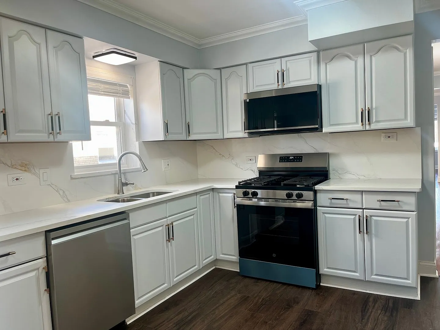 3 bed, 1.5 bath, 1400 sqft, $2,950 — Photo 2