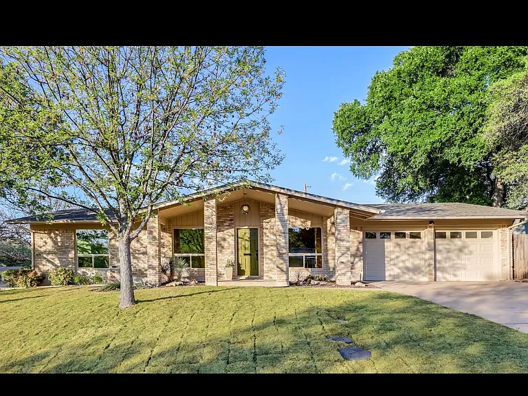 2504 Deerfoot Trl — Photo 1