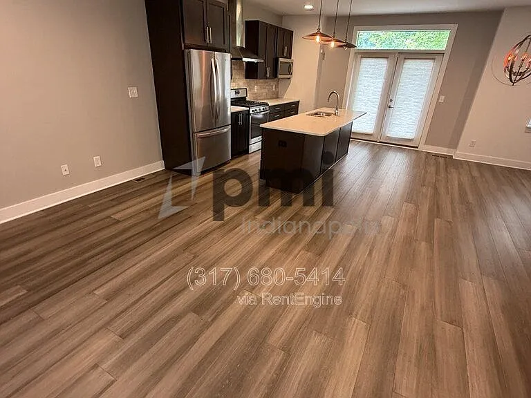 604 E 10th St — Photo 8
