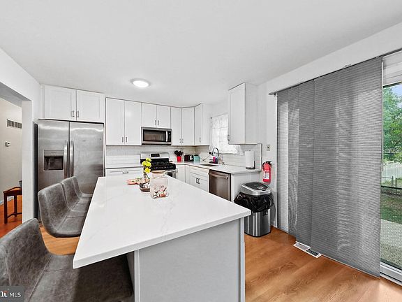 4th image of 153 Lilac St