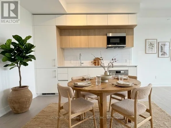 322 Dupont St #702, Toronto, ON M5R 0E3