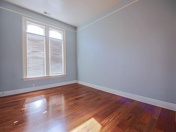 4th image of 464 Hickory St
