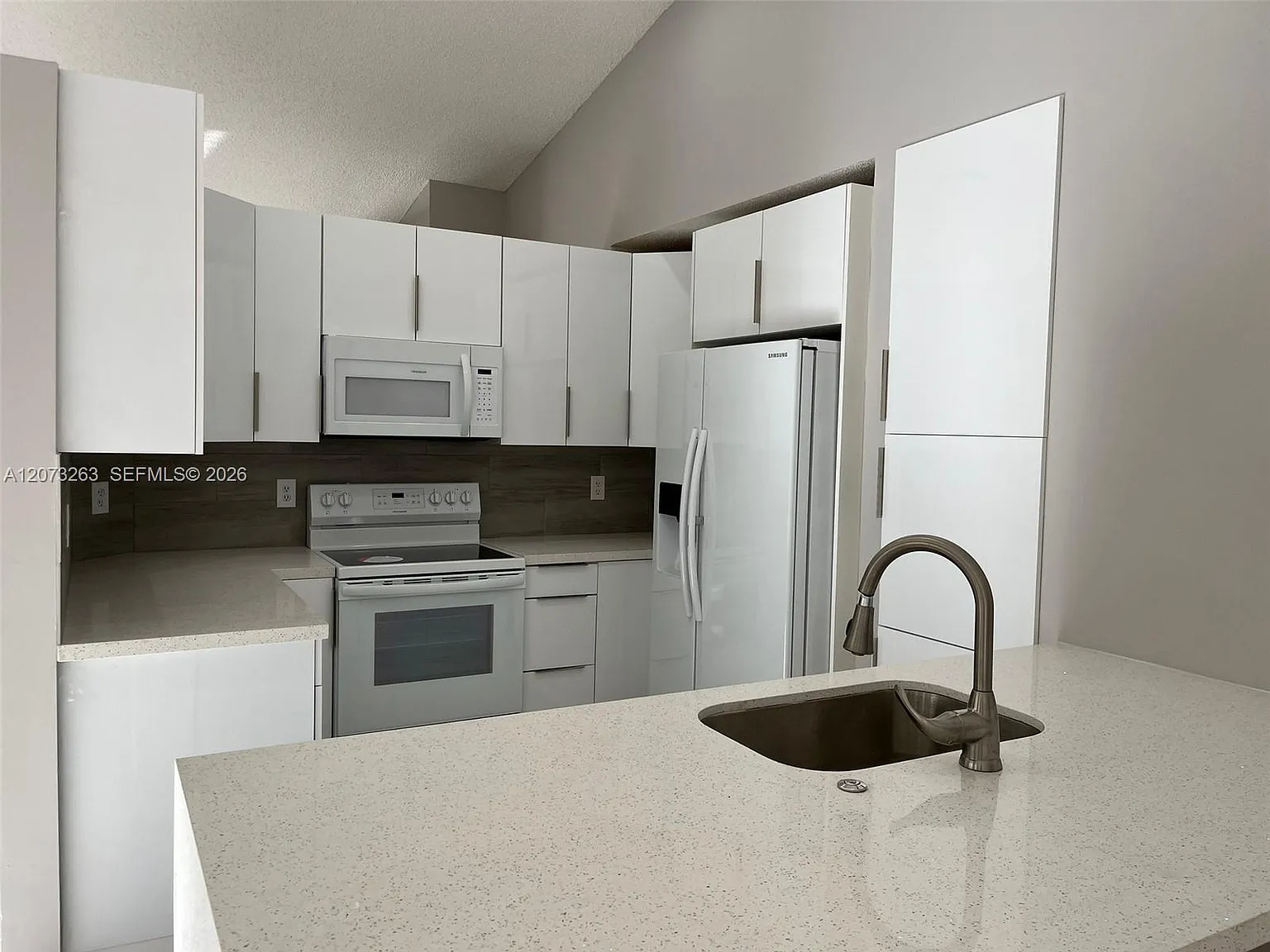 3 bed, 1542 sqft, $4,050 — Photo 3