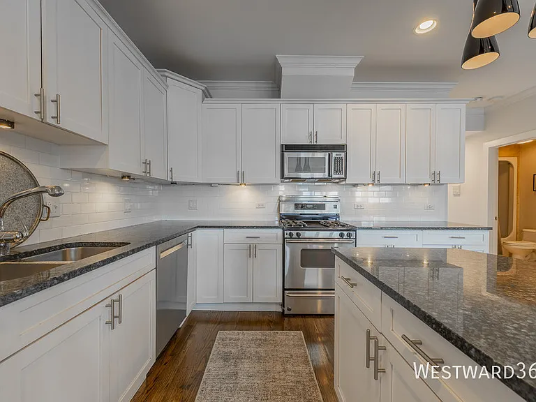 2033 W Superior St #4W — Photo 7