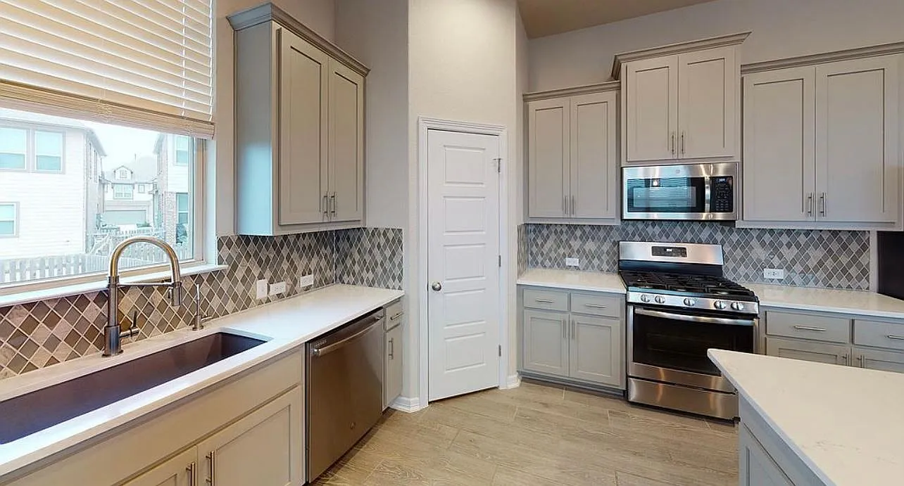 3 bed, 2.5 bath, 1946 sqft, $2,200 — Photo 3