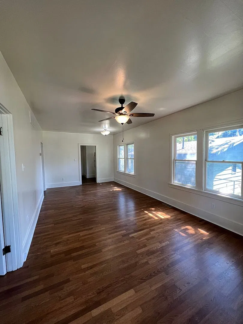 Remodeled Like New 2 Bedroom 1 Bath — Photo 2