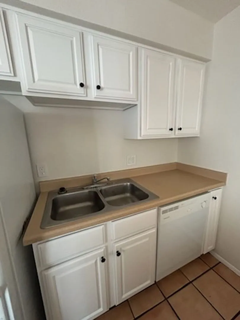 2 bed, 1.0 bath, 625 sqft, $1,025 — Photo 2