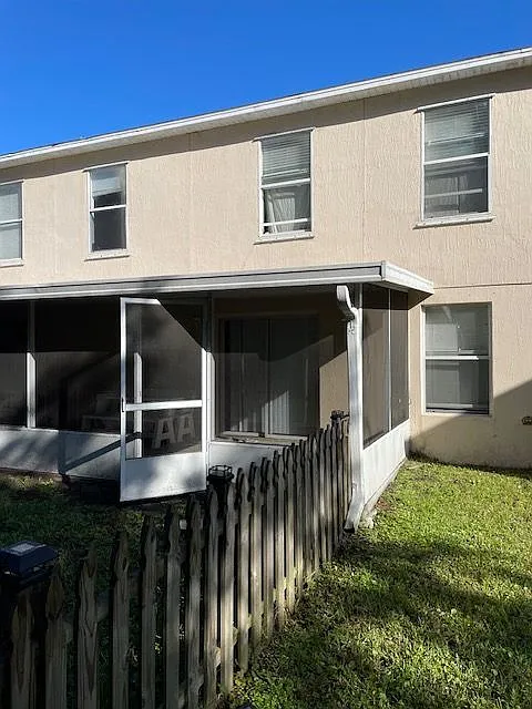 5 bed, 3.0 bath, 3015 sqft, $2,395 — Photo 2