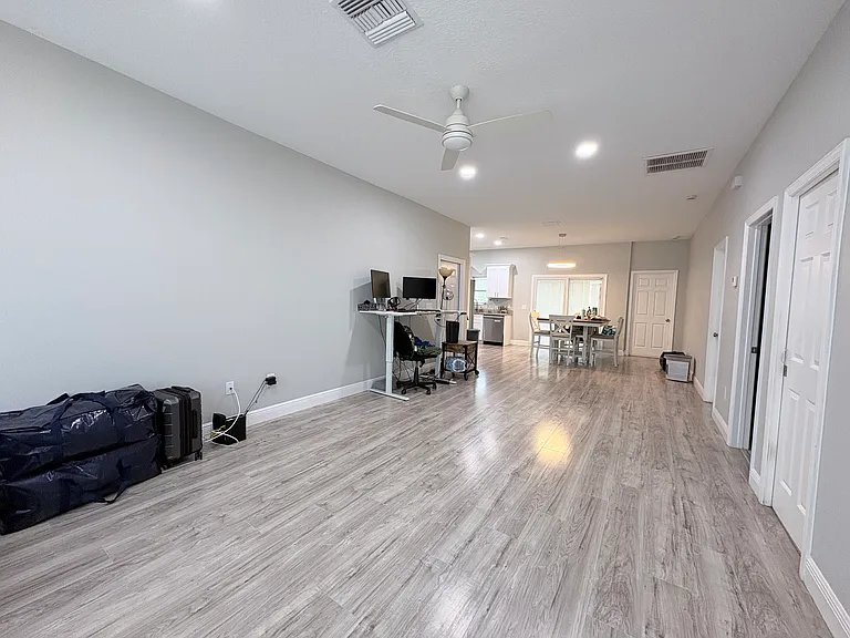 3203 E Diana St — Photo 2
