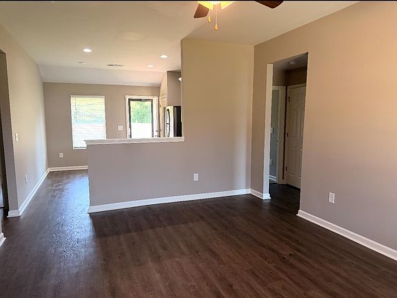 4th image of 385 Andrew Ln