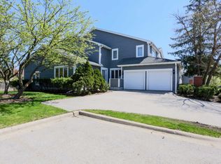 2752 The Mews, Northbrook, IL