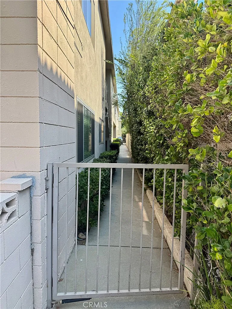 3 bed, 1242 sqft, $3,200 — Photo 3