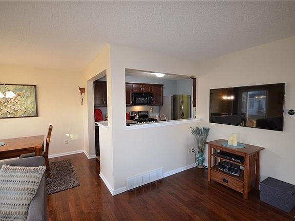 5th image of 8 Brockton Dr