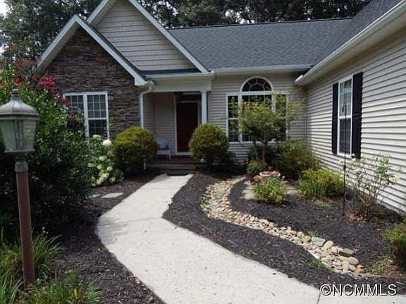 2nd image of 200 Classic Oaks Cir