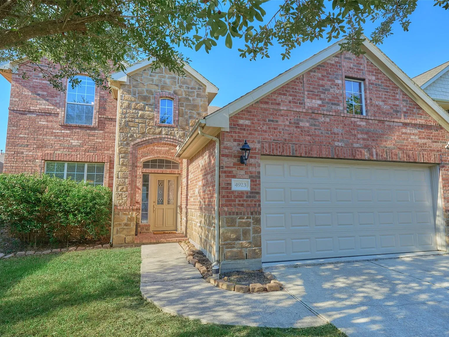 4 bed, 2.5 bath, 2610 sqft, $2,150 — Photo 1