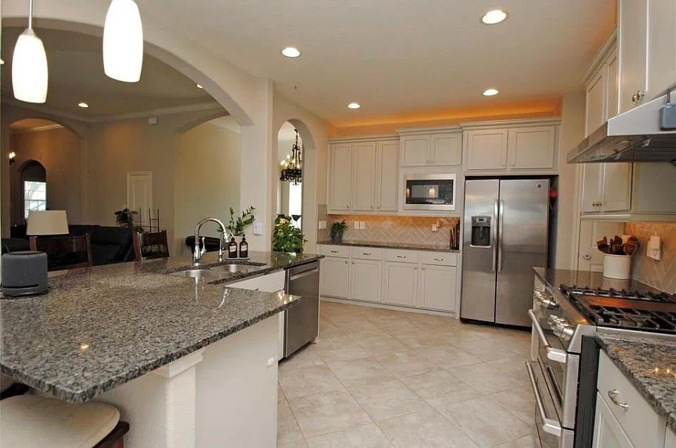 3 bed, 3.0 bath, 2525 sqft, $2,850 — Photo 4