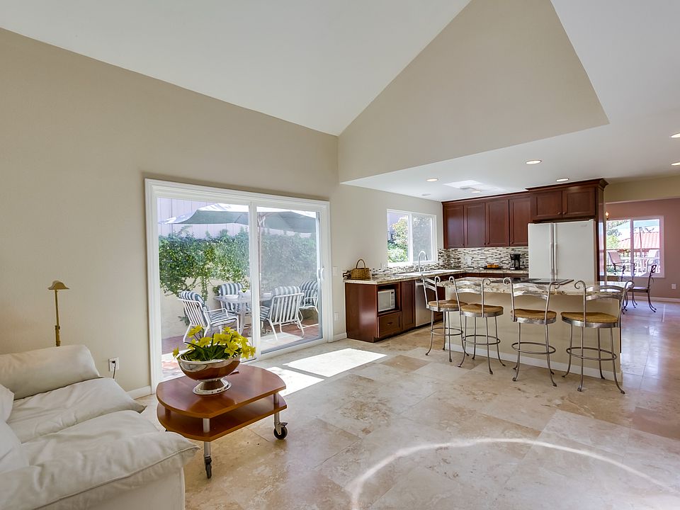 Large Kitchen & Family Room