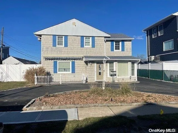 28 Radcliffe Road, Island Park, NY 11558