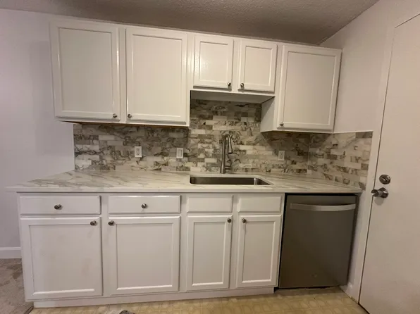 25 Village Rock Ln APT 12, Natick, MA 01760