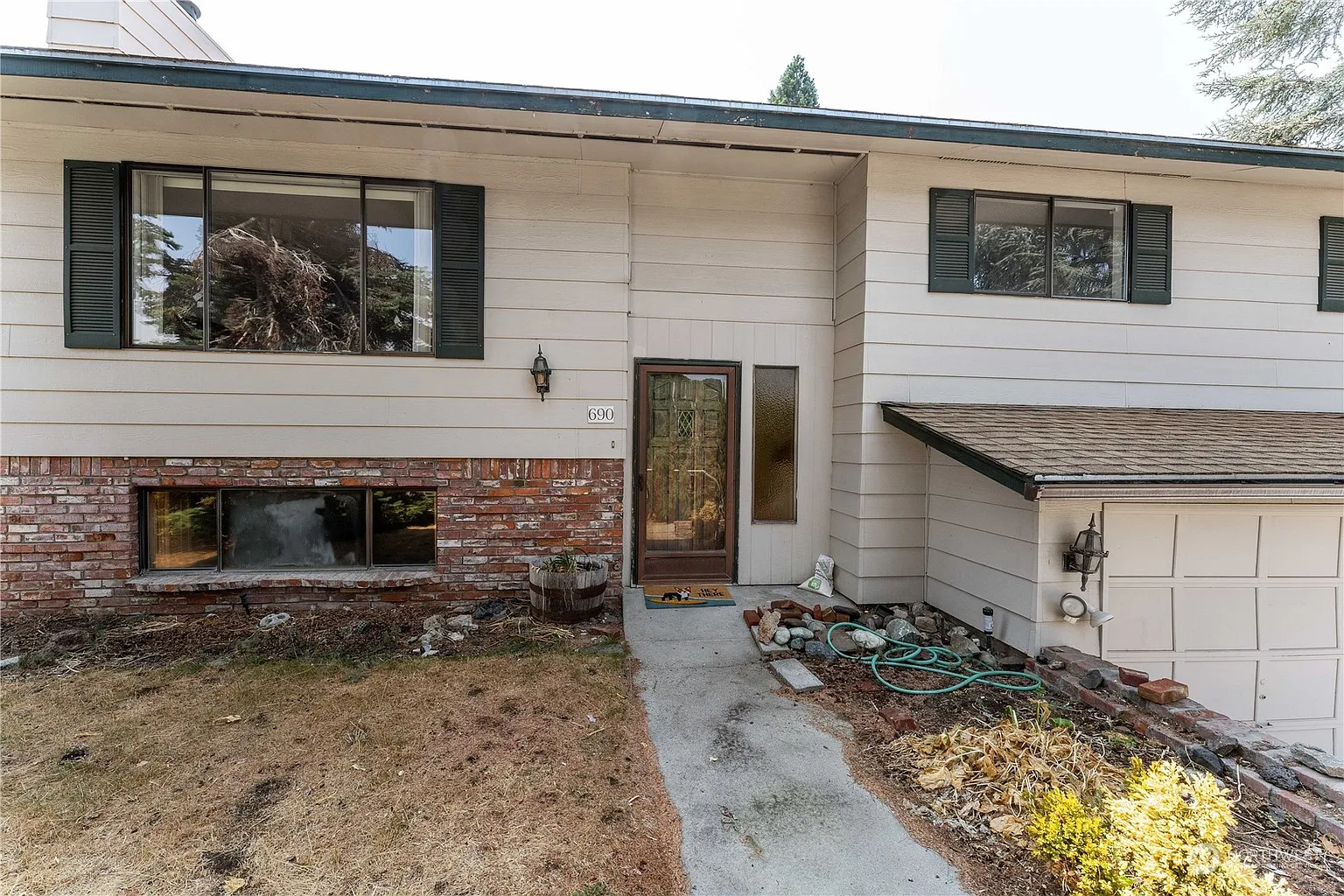690 Degage Street photo 1