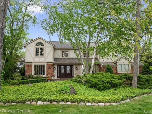 6280 Dakota Cir, Bloomfield Hills, MI 48301