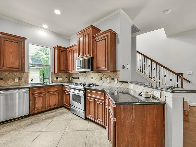 1607 W Dallas St #A — Photo 12