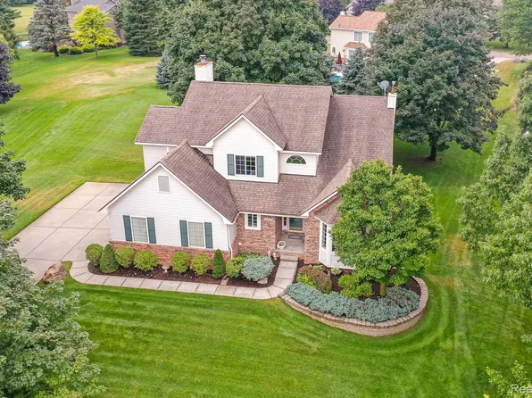 229 Maplewood Dr, Clarkston, MI 48348