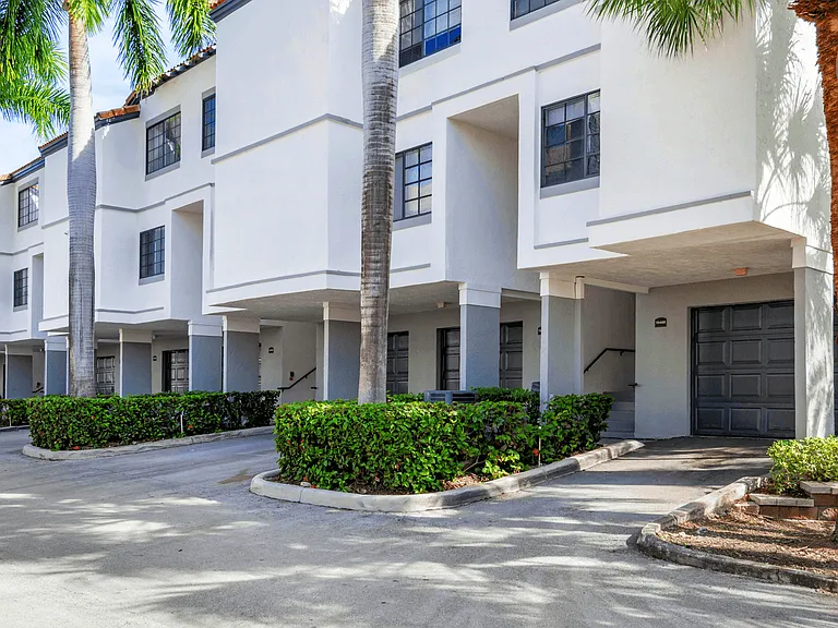 Promenade at Aventura Apartments — Photo 8