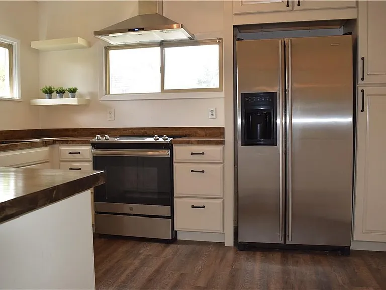 8204 Beverly Blvd — Photo 6