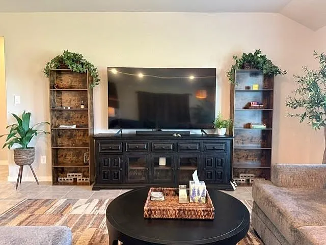 4 bed, 3.0 bath, 2070 sqft, $3,300 — Photo 4