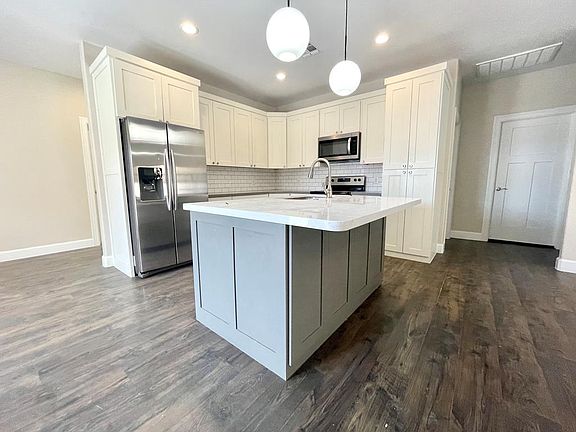 3rd image of 118 Oxford Pl